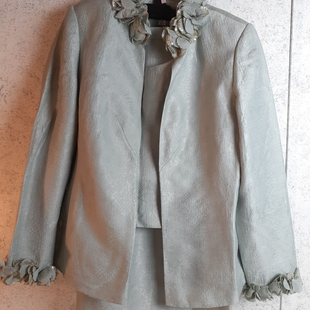 Albert Nipon Women's 3 Piece Suit Size 4